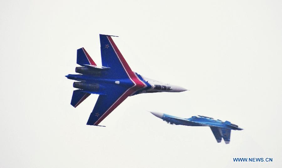 Su-27 fighter jets of Russian Knights Aerobatic Team perform during the 9th China International Aviation and Aerospace Exhibition in Zhuhai, south China's Guangdong Province, Nov. 15, 2012. (Xinhua/Gao Dianhua) 