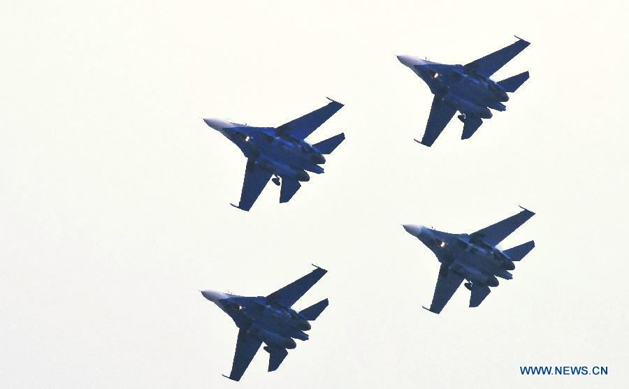 Su-27 fighter jets of Russian Knights Aerobatic Team perform during the 9th China International Aviation and Aerospace Exhibition in Zhuhai, south China's Guangdong Province, Nov. 15, 2012. (Xinhua/Gao Dianhua)