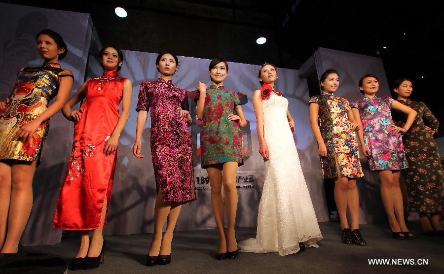 Models present cheongsams, a traditional Chinese women's dress also known as Qipao, at a cheongsam show in Nantong, east China's Jiangsu Province, Nov. 16, 2012. (Xinhua/Huang Zhe) 