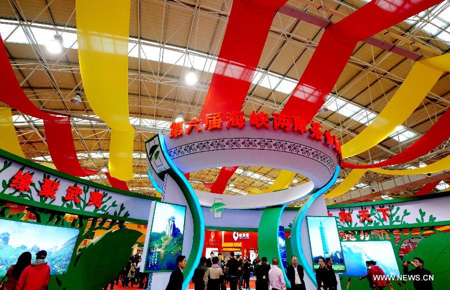 People visit the sixth cross-Strait tea expo in Wuyishan, southeast China's Fujian Province, Nov. 16, 2012. More than 500 enterprises and some 2,000 purchasers attended the tea expo that opened on Friday. (Xinhua/Zhang Guojun) 