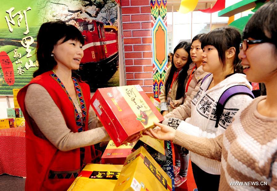 A trader from southeast China's Taiwan introduces tea products at the sixth cross-Strait tea expo in Wuyishan, southeast China's Fujian Province, Nov. 16, 2012. More than 500 enterprises and some 2,000 purchasers attended the tea expo that opened on Friday. (Xinhua/Zhang Guojun) 