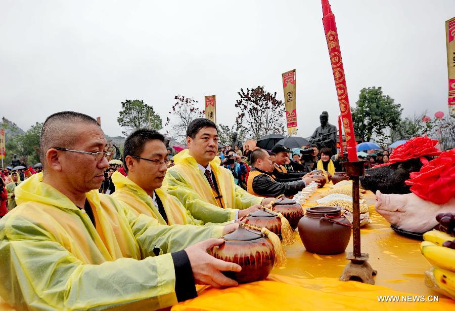People attend a memorial ritual of the sixth cross-Strait tea expo in Wuyishan, southeast China's Fujian Province, Nov. 16, 2012. More than 500 enterprises and some 2,000 purchasers attended the tea expo that opened on Friday. (Xinhua/Zhang Guojun) 