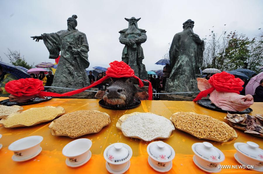 Photo taken on Nov. 16, 2012 shows sacrifice during a memorial ritual of the sixth cross-Strait tea expo in Wuyishan, southeast China's Fujian Province. More than 500 enterprises and some 2,000 purchasers attended the tea expo that opened on Friday. (Xinhua/Zhang Guojun) 