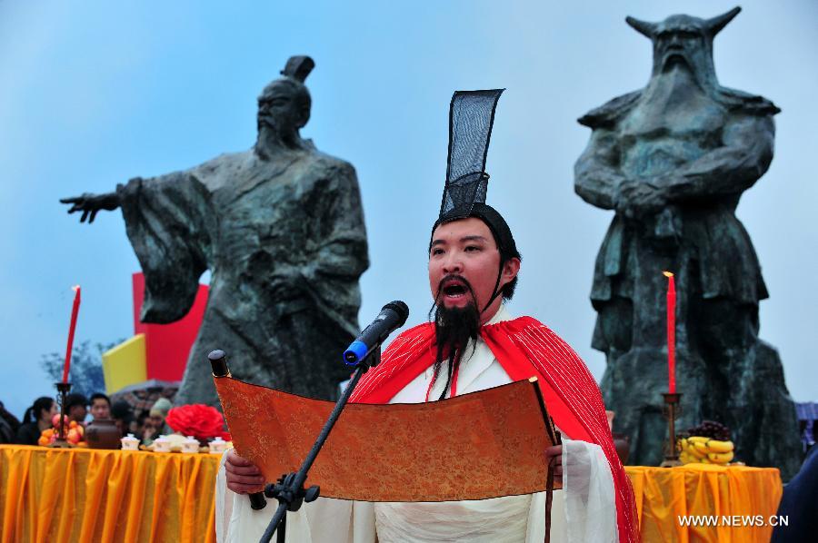 A man wearing traditional costumes presides over a memorial ritual of the sixth cross-Strait tea expo in Wuyishan, southeast China's Fujian Province, Nov. 16, 2012. More than 500 enterprises and some 2,000 purchasers attended the tea expo that opened on Friday. (Xinhua/Zhang Guojun) 