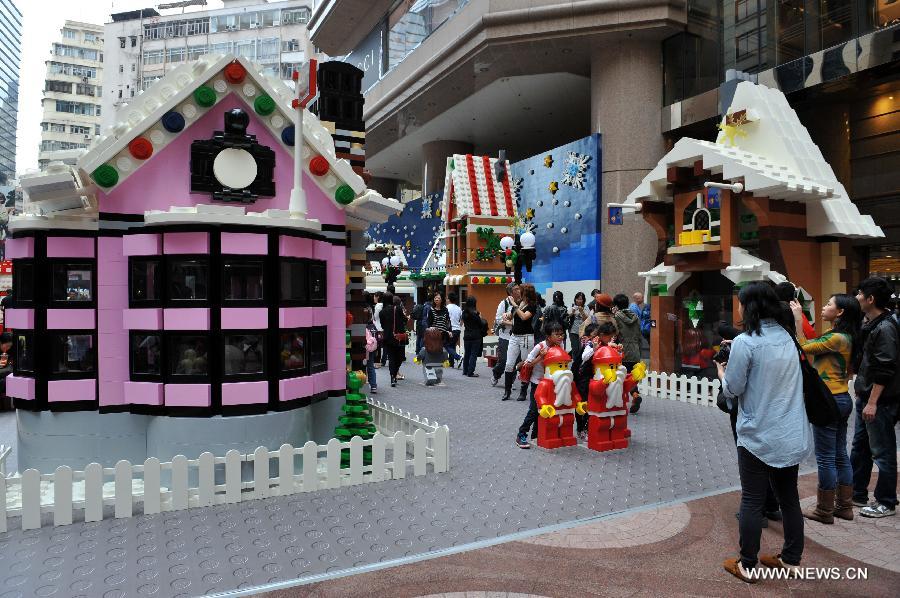 People visit the "Christmas village" built with building blocks at the Times Square in Causeway Bay in south China's Hong Kong, Nov. 16, 2012. As Christmas is drawing near, decorations have been used for creating atmosphere in Hong Kong. (Xinhua/Lo Ping Fai) 