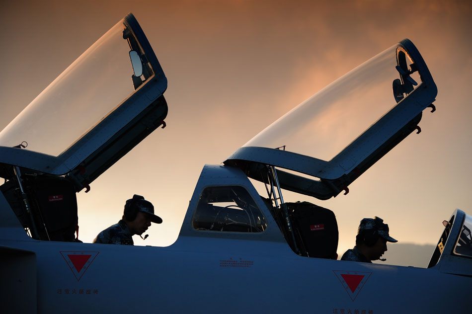 Technicians test China’s JH-7 fighter that arrives in south China’s Zhuhai for Airshow China 2012 on Nov. 10. (Xinhua/Yang Guang)