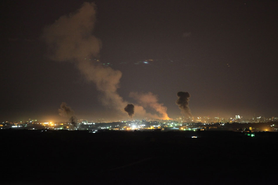 Thick smoke is seen in Gaza after an Israel’s airstrike on Nov. 14, 2012. (Photo/Xinhua) 