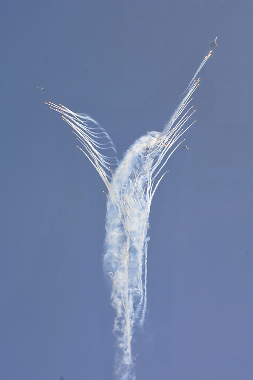 Su-27 fighter jets of Russian aerobatic team "Russian Knights" perform a test flight in Zhuhai, south China's Guangdong Province, Nov. 12, 2012. The 9th China International Aviation and Aerospace Exhibition will kick off on Tuesday in Zhuhai. (Xinhua/Liang Xu)