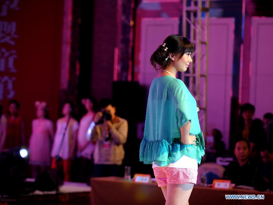 A pregnant woman poses at a mothers-to-be pageant in Taiyuan, capital of north China's Shanxi Province, Nov. 18, 2012. A total of 35 expectant mothers attended the pageant which was held on Sunday. (Xinhua/Yan Yan) 