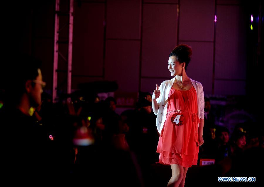 A pregnant woman poses at a mothers-to-be pageant in Taiyuan, capital of north China's Shanxi Province, Nov. 18, 2012. A total of 35 expectant mothers attended the pageant which was held on Sunday. (Xinhua/Yan Yan) 