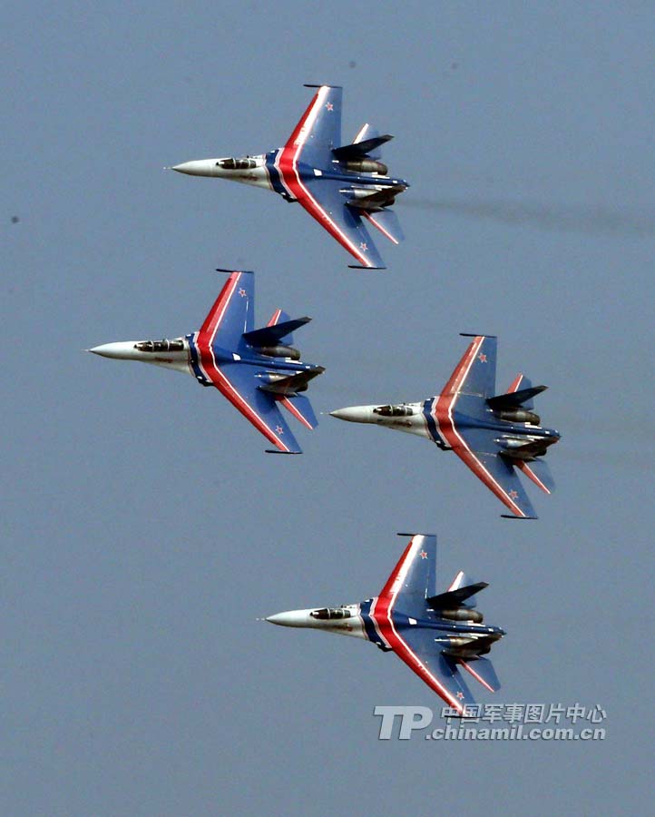 The Russian Knights aerobatic demonstration team gives spectacular performances with five Sukhoi Su-27s on November 12 in Zhuhai city in south China’s Guangdong province. (China Military Online/ Qiao Tianfu)