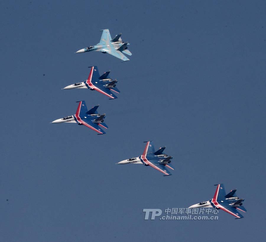 The Russian Knights aerobatic demonstration team gives spectacular performances with five Sukhoi Su-27s on November 12 in Zhuhai city in south China’s Guangdong province. (China Military Online/ Qiao Tianfu)