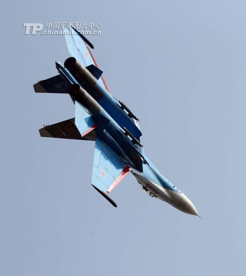 The Russian Knights aerobatic demonstration team gives spectacular performances with five Sukhoi Su-27s on November 12 in Zhuhai city in south China’s Guangdong province. (China Military Online/ Qiao Tianfu)