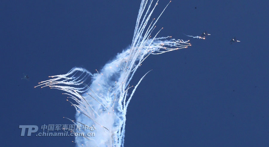 The Russian Knights aerobatic demonstration team gives spectacular performances with five Sukhoi Su-27s on November 12 in Zhuhai city in south China’s Guangdong province. (China Military Online/ Qiao Tianfu)