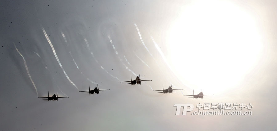 The Russian Knights aerobatic demonstration team gives spectacular performances with five Sukhoi Su-27s on November 12 in Zhuhai city in south China’s Guangdong province. (China Military Online/ Qiao Tianfu)