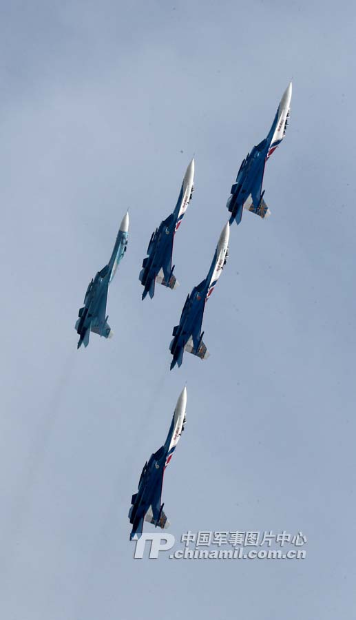 The Russian Knights aerobatic demonstration team gives spectacular performances with five Sukhoi Su-27s on November 12 in Zhuhai city in south China’s Guangdong province. (China Military Online/ Qiao Tianfu)