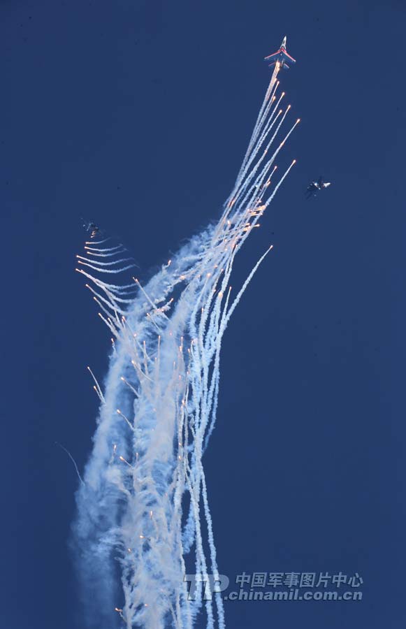 The Russian Knights aerobatic demonstration team gives spectacular performances with five Sukhoi Su-27s on November 12 in Zhuhai city in south China’s Guangdong province. (China Military Online/ Qiao Tianfu)