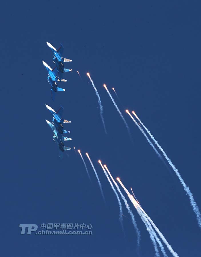 The Russian Knights aerobatic demonstration team gives spectacular performances with five Sukhoi Su-27s on November 12 in Zhuhai city in south China’s Guangdong province. (China Military Online/ Qiao Tianfu)