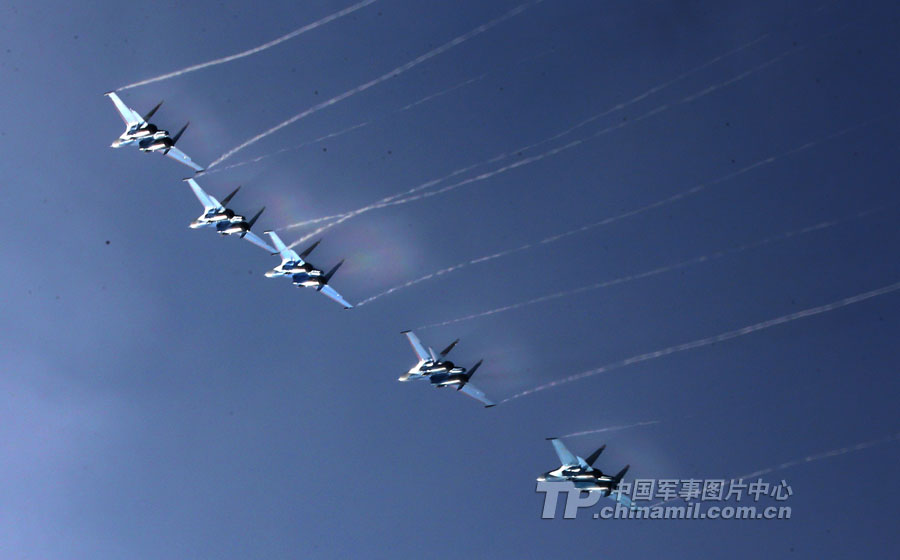 The Russian Knights aerobatic demonstration team gives spectacular performances with five Sukhoi Su-27s on November 12 in Zhuhai city in south China’s Guangdong province. (China Military Online/ Qiao Tianfu)