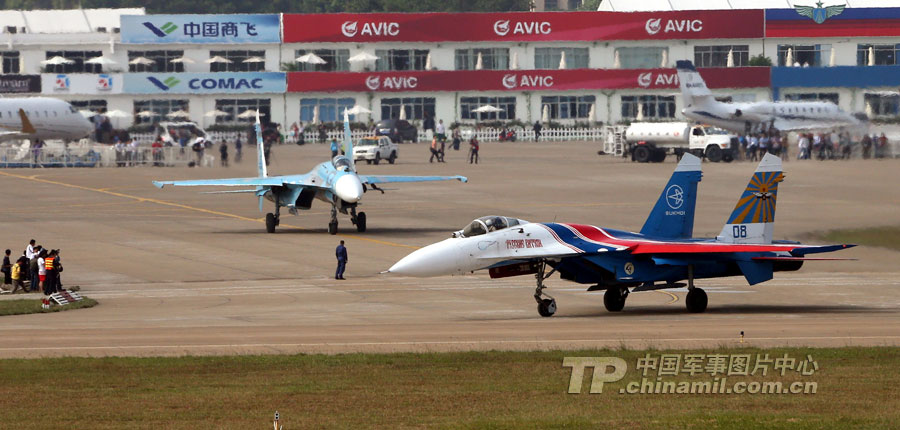 The Russian Knights aerobatic demonstration team gives spectacular performances with five Sukhoi Su-27s on November 12 in Zhuhai city in south China’s Guangdong province. (China Military Online/ Qiao Tianfu)