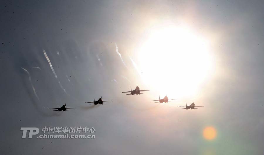 The Russian Knights aerobatic demonstration team gives spectacular performances with five Sukhoi Su-27s on November 12 in Zhuhai city in south China’s Guangdong province. (China Military Online/ Qiao Tianfu)