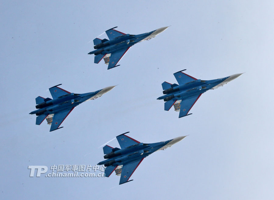 The Russian Knights aerobatic demonstration team gives spectacular performances with five Sukhoi Su-27s on November 12 in Zhuhai city in south China’s Guangdong province. (China Military Online/ Qiao Tianfu)