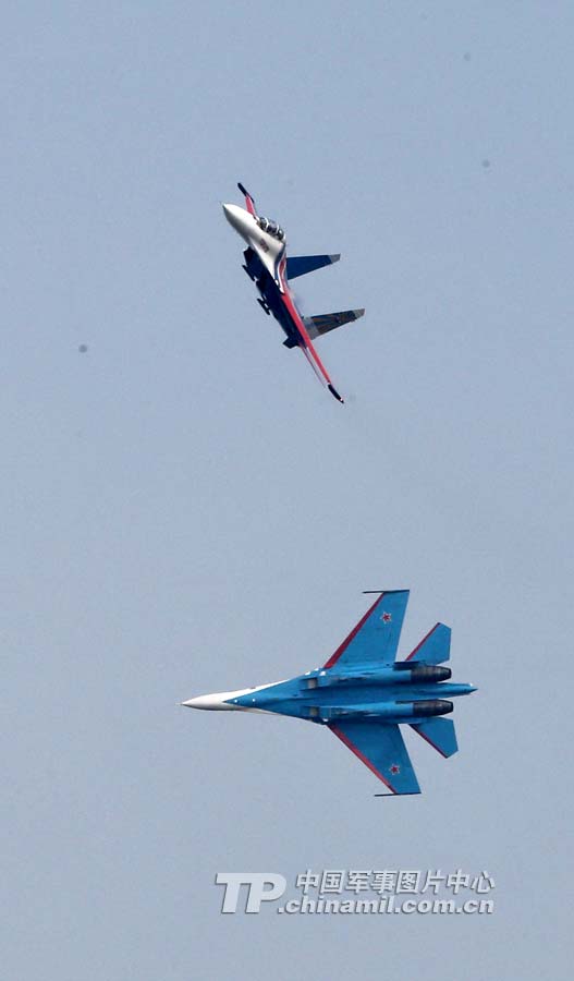 The Russian Knights aerobatic demonstration team gives spectacular performances with five Sukhoi Su-27s on November 12 in Zhuhai city in south China’s Guangdong province. (China Military Online/ Qiao Tianfu)