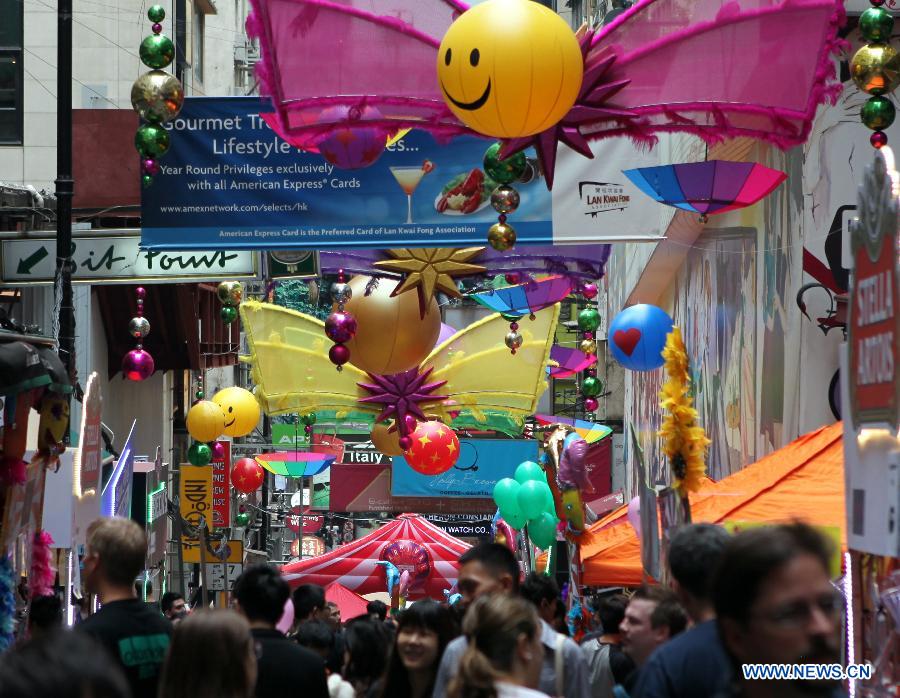 People visit the 11th Lan Kwai Fong Carnival in Hong Kong, south China, Nov. 17, 2012. The carnival kicked off at Lan Kwai Fong area of Hong Kong on Saturday. (Xinhua/Tang Chen) 