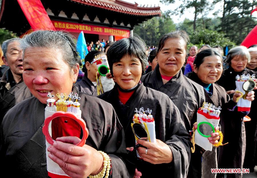 Buddhists attend the consecration ceremony as the renovation of the Mahavira Hall in Tianxin Yongle Temple finishes in Wuyishan, southeast China's Fujian Province, Nov.18, 2012. Originated from Tang Dynasty (618-907), Tianxin Yongle Temple enjoyed a history of over one thousand years. (Xinhua/Zhang Guojun) 