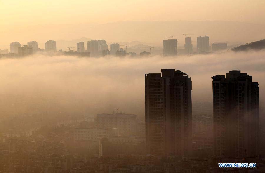 Photo taken on Nov. 17, 2012 shows buildings shrouded by dense fog in Chongqing, southwest China. (Xinhua/Luo Guojia)  