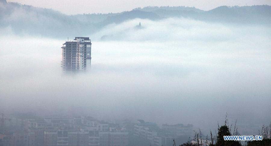 Photo taken on Nov. 17, 2012 shows buildings shrouded by dense fog in Chongqing, southwest China. (Xinhua/Luo Guojia)  