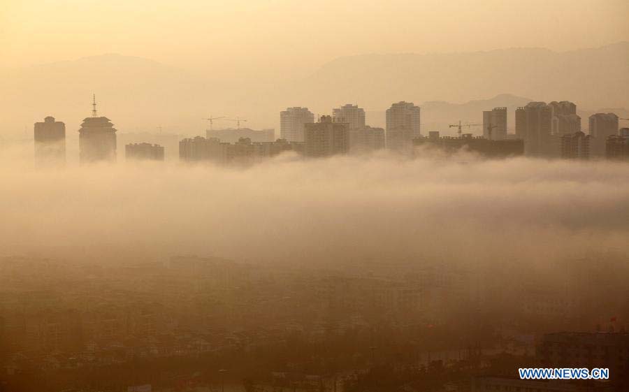 Photo taken on Nov. 17, 2012 shows buildings shrouded by dense fog in Chongqing, southwest China. (Xinhua/Luo Guojia)  