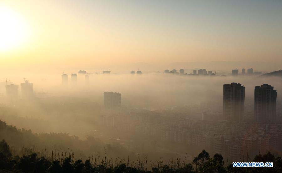 Photo taken on Nov. 17, 2012 shows buildings shrouded by dense fog in Chongqing, southwest China. (Xinhua/Luo Guojia) 