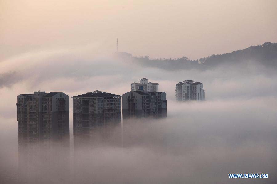 Photo taken on Nov. 17, 2012 shows buildings shrouded by dense fog in Chongqing, southwest China. (Xinhua/Luo Guojia)  