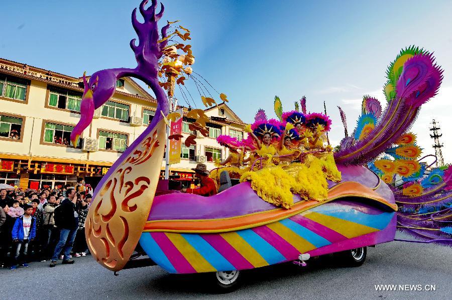 A float parades during a carnival held in Wuyi Mountain, east China's Fujian Province, Nov. 17, 2012. The carnival is aimed at further boosting the tourism industry of Wuyi Mountain. The area attracted 4.27 million visitors during the first half of 2012, with a year-on-year growth rate of 17.9 percent. (Xinhua/Zhang Guojun) 