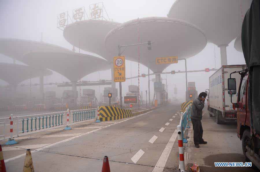 Photo taken on Nov. 19, 2012 shows the closed entrance of the Changzhang section of Shanghai-Kunming Highway in Nanchang, east China's Jiangxi Province. The highways which closed because of dense fog in the province gradually reopened as the fog disappeared on Monday morning. (Xinhua/Zhou Mi) 