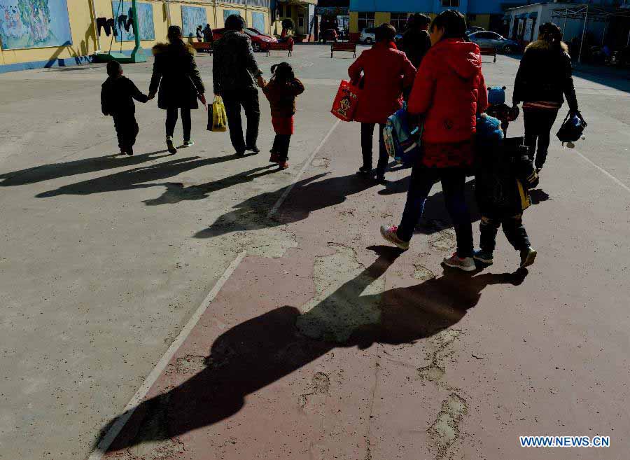 Parents take children home after receiving rehabilitaion training in the An'an Autism Rehabilitation Center in Jinan, capital of east China's Shandong Province, Nov. 19, 2012. The center has received over 2,000 children with autism for rehabilitation treatment since its foundation in 2006. More than one-third of the children went to normal kindergartens and schools after 10-14 months' training here. (Xinhua/Guo Xulei) 