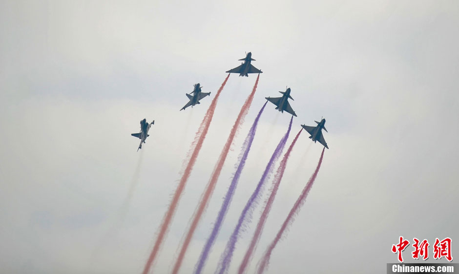 J-10 fighters of PLA's Bayi (August 1) Aerobatics Team fly during Airshow China 2012 on Nov. 14, 2012, in south China’s Zhuhai. (Chinanews.com/Ke Xiaojun)