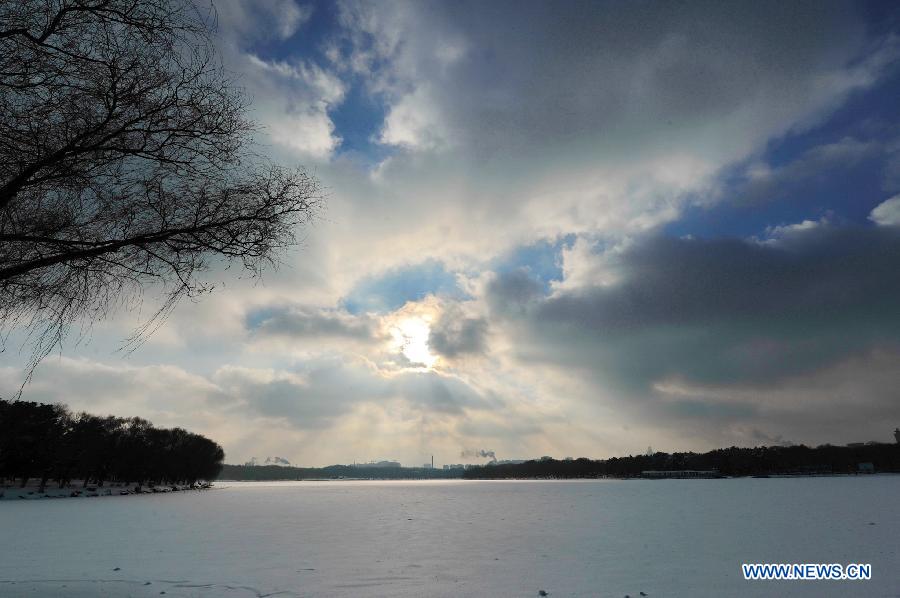 Photo taken on Nov. 19, 2012 shows the scenery after the snowfall in Changchun, capital of northeast China's Jilin Province. (Xinhua/Zhang Nan) 