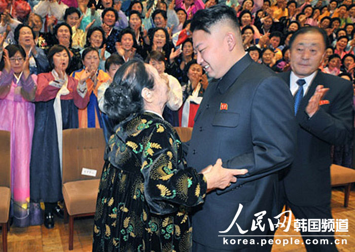 Kim Jong Un, top leader of the Democratic People's Republic of Korea (DPRK), takes a group photo with the delegates to the 4th National Meeting of Mothers. (Photo/ People’s Daily Online)