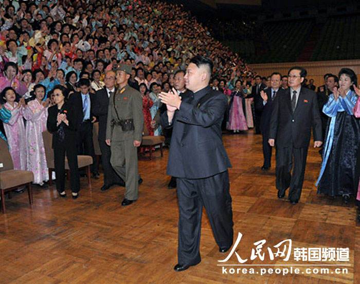 Kim Jong Un, top leader of the Democratic People's Republic of Korea (DPRK), takes a group photo with the delegates to the 4th National Meeting of Mothers. (Photo/ People’s Daily Online)