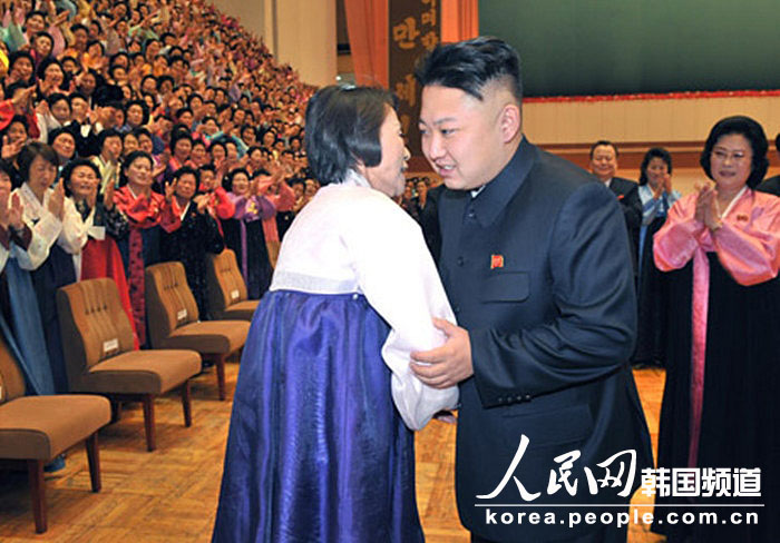 Kim Jong Un, top leader of the Democratic People's Republic of Korea (DPRK), takes a group photo with the delegates to the 4th National Meeting of Mothers. (Photo/ People’s Daily Online)