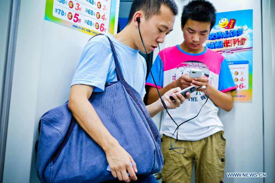 Digital life in Beijing's subway  (32)