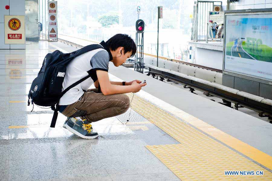 Digital life in Beijing's subway  (25)