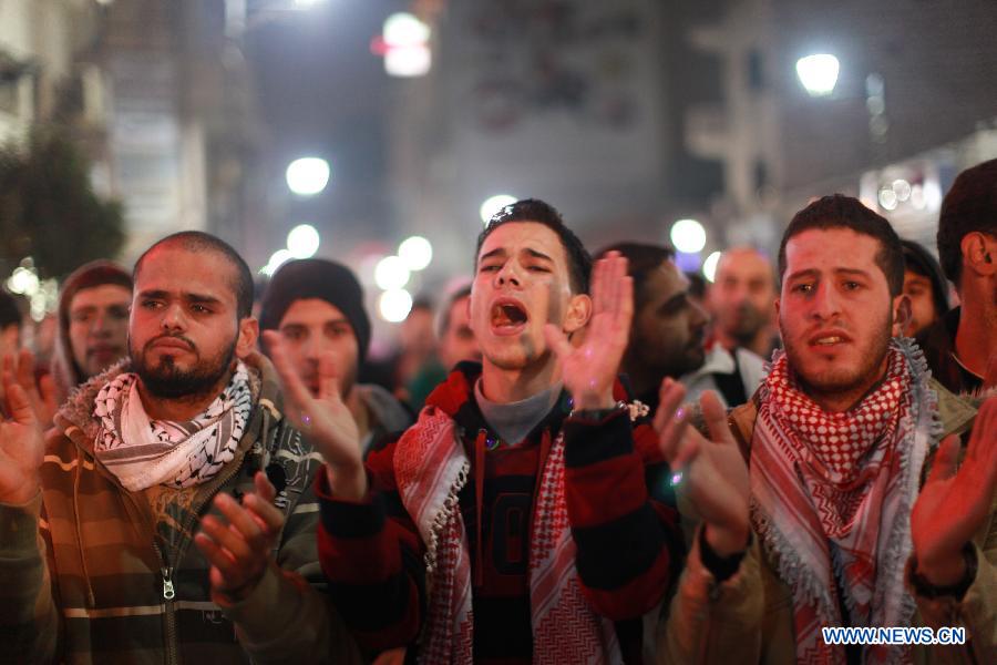 Palestinians take part in a rally against Israeli military operation in the Gaza Strip, in the West Bank city of Ramallah, on Nov. 19, 2012. (Xinhua/Fadi Arouri) 