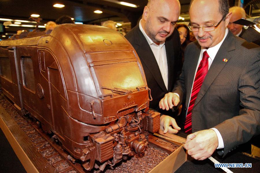 The world's longest chocolate structure on Guinness World Records, made by artist Andrew Farrugia of Malta, is displayed in Brussels November 19, 2012. The chocoloate train, which took 784 hours of labour to create, measures 34.05 meters in total length and was prepared with 1285 kg of Belgian chocolate. (Xinhua/Yan Ting) 