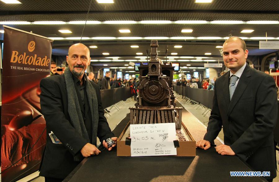 The world's longest chocolate structure on Guinness World Records, made by artist Andrew Farrugia of Malta, is displayed in Brussels November 19, 2012. The chocoloate train, which took 784 hours of labour to create, measures 34.05 meters in total length and was prepared with 1285 kg of Belgian chocolate. (Xinhua/Yan Ting) 