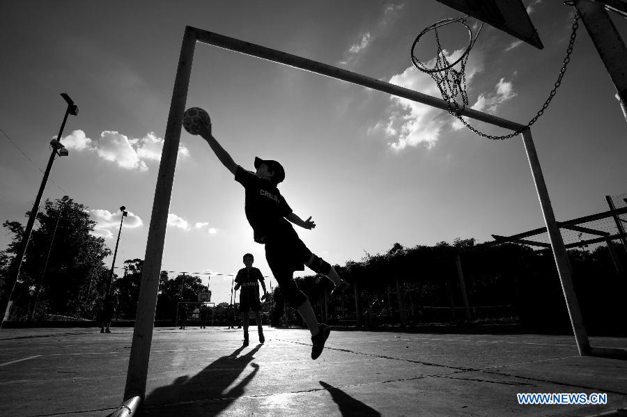 Lisandro Itzcovich (front), 10 years old, participates in a training in Buenos Aires, capital of Argentina, on Nov. 19, 2012. (Xinhua/Martin Zabala)