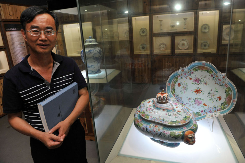 Yu Chunming introduces a porcelain bottle of Qing Dynasty (1644-1911) at the museum of Nanchang University in Nanchang, capital of east China's Jiangxi Province, Sept. 2, 2012. (Xinhua/Song Zhenping)