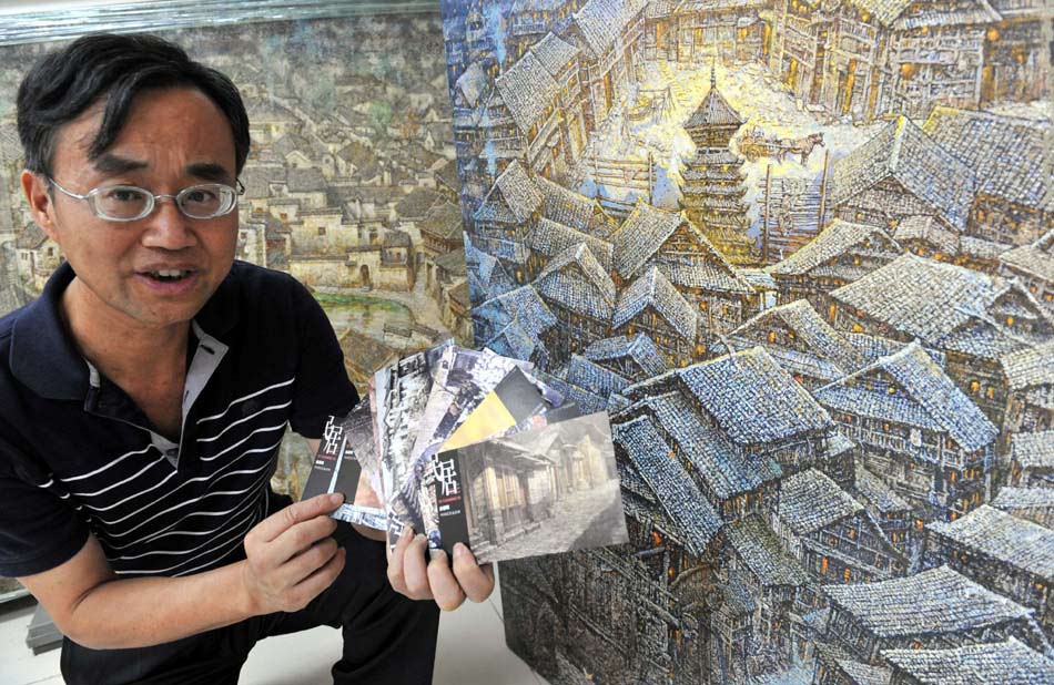 Yu Chunming introduces his painting in Nanchang, capital of east China's Jiangxi Province, Sept. 2, 2012. (Xinhua/Song Zhenping)